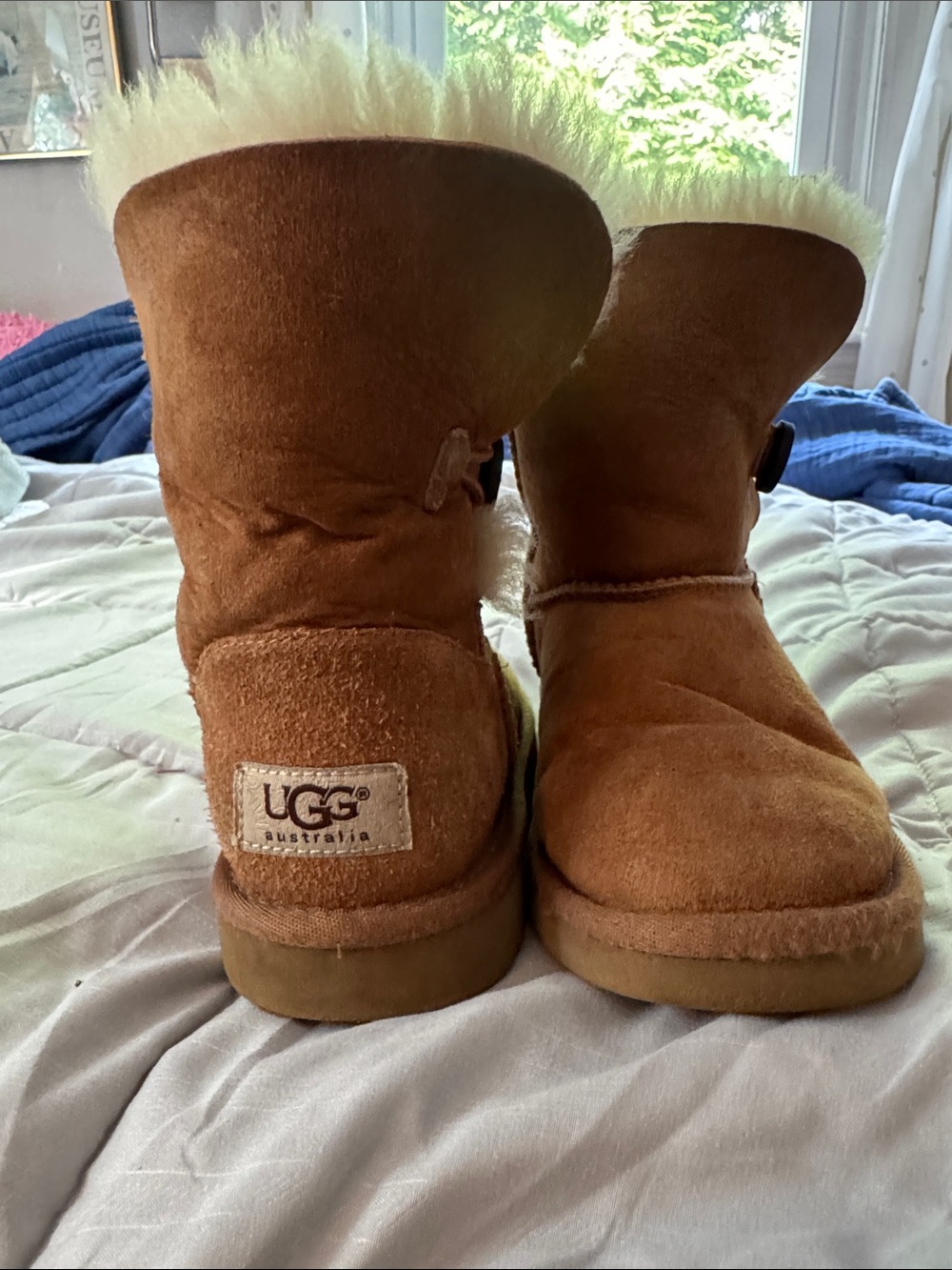 UGG Kids Short Boot in Chestnut with Cream Sheepskin